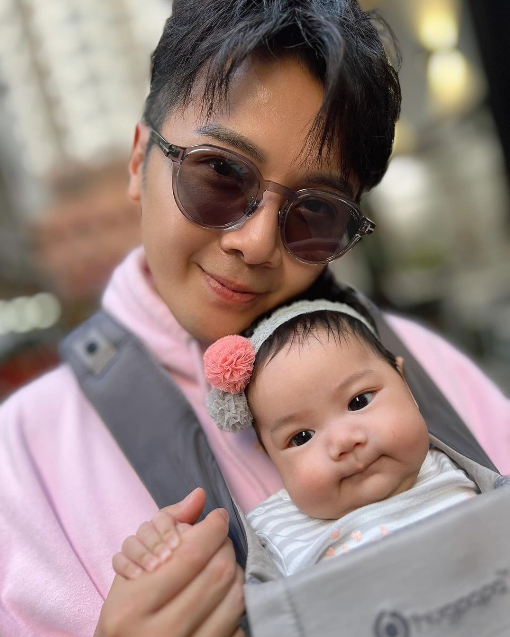 葉泓聲喜歡小朋友,對可愛的女兒Gia寵愛有加。
