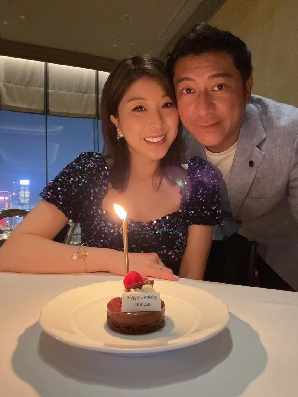 她再婚後一度頻繁分享甜蜜時刻,但去年中開始,與第二任丈夫的合照已不再出現,隨後便宣布離婚。