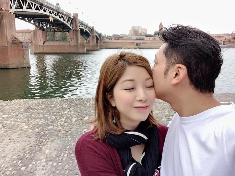 她經常到世界各地旅行。