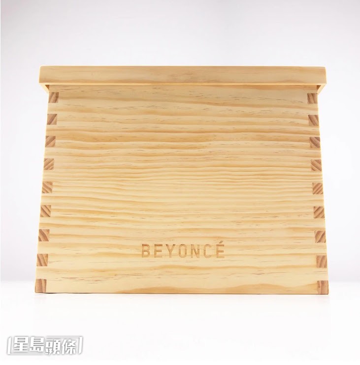 盒上同時印有Beyoncé的名字。