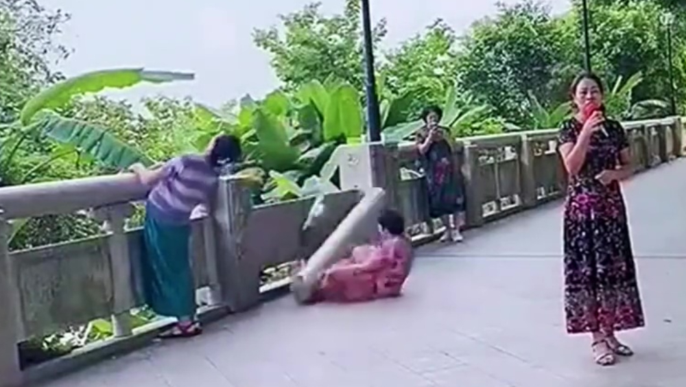 婦人借用石欄杆拉伸 石柱意外斷裂引安全討論