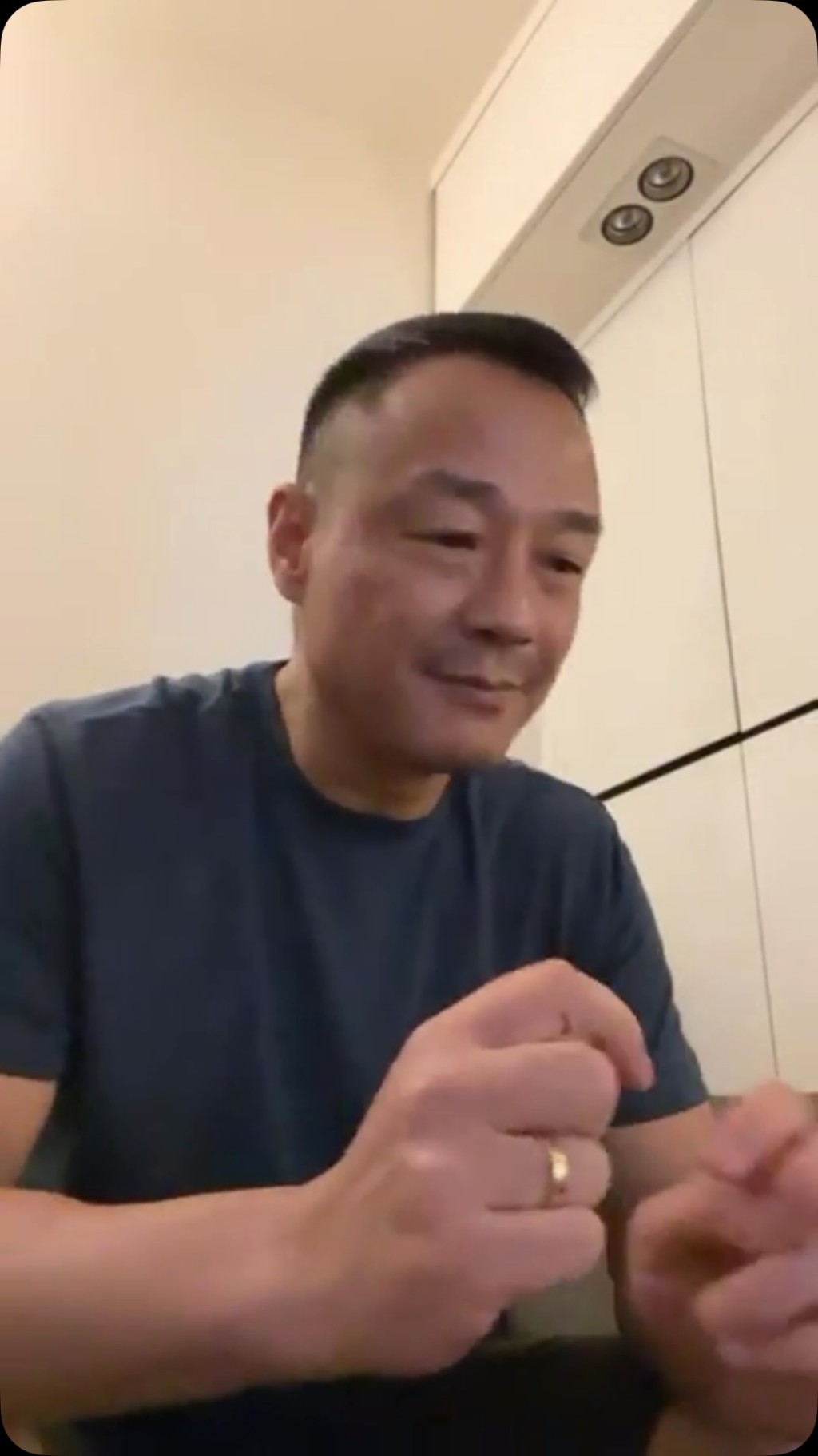 王喜手上似乎仍佩戴著與明仔的定情戒指。