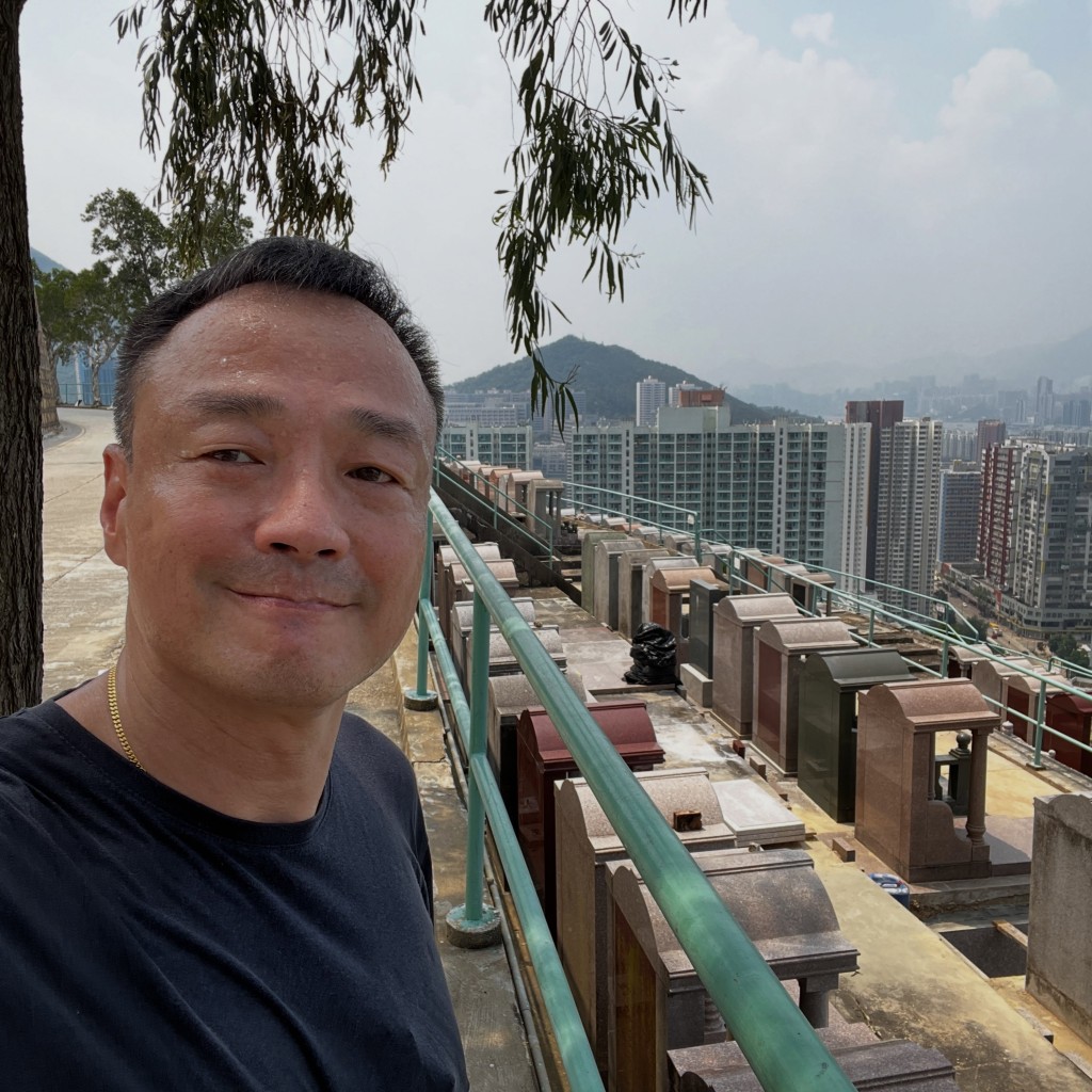 王喜在今年8月曾上傳前往墓園的照片。
