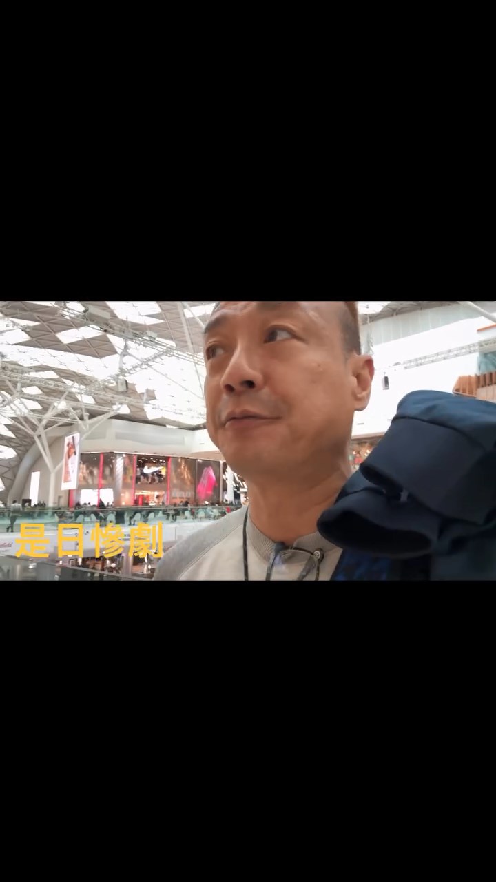 王喜因手機更新後失靈,導致身無分文,感到非常無助。