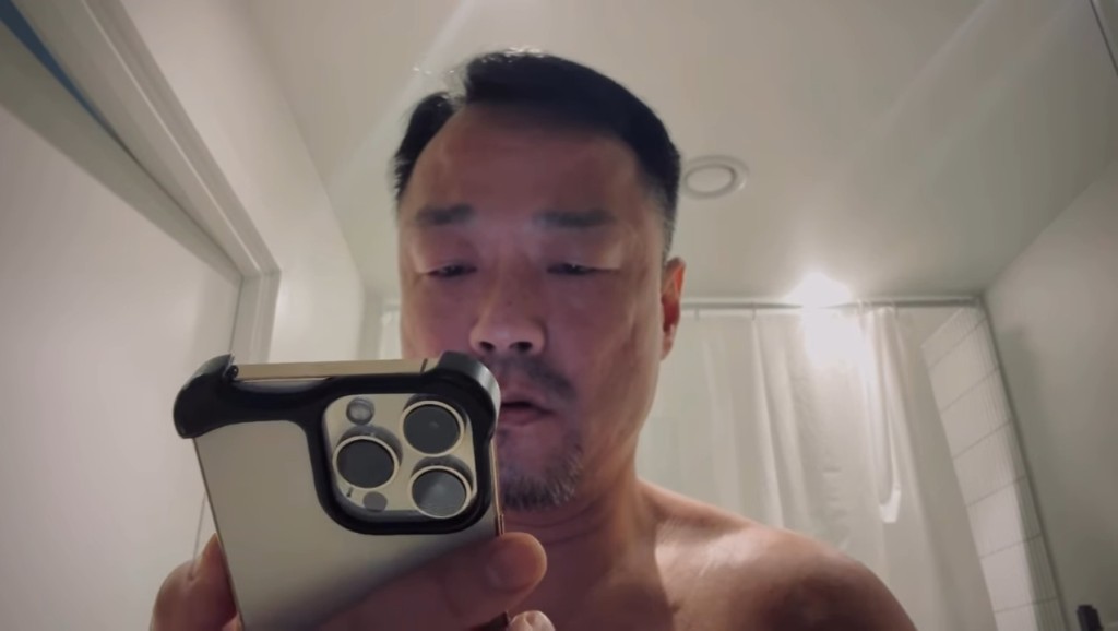 片中可見半裸的王喜身處浴室。