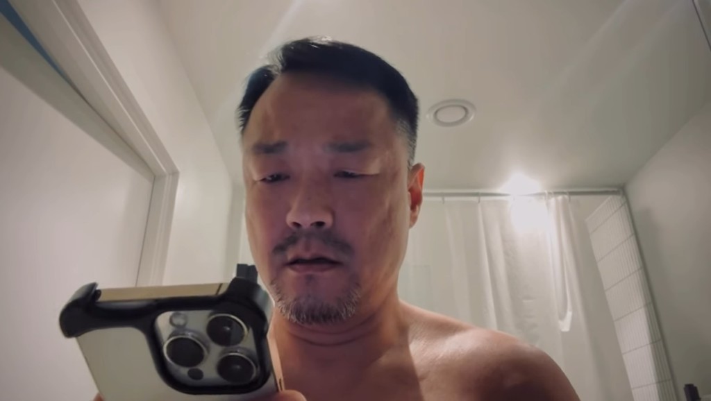 王喜單手拿著手機,鏡頭對著下身位置。