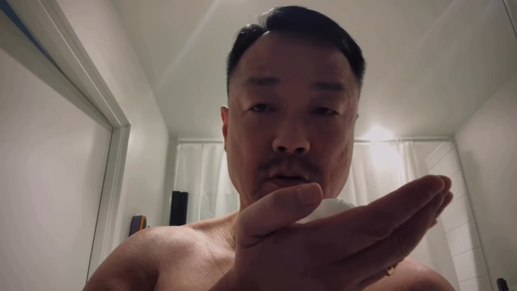 王喜手上有一大灘白色泡沫。