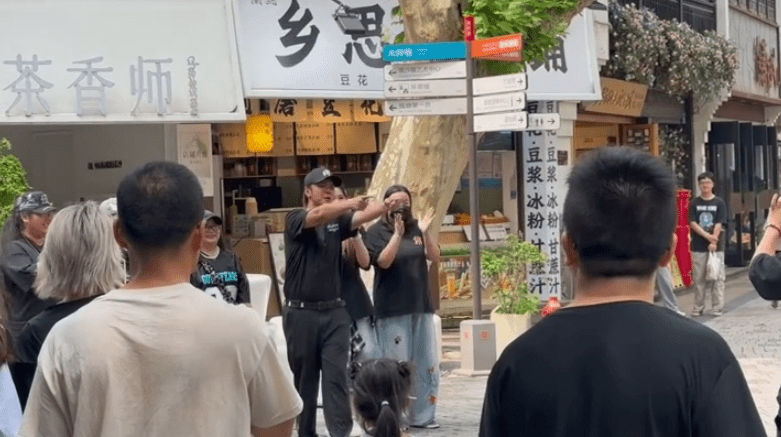 羅志祥現身杭州,黑色休閒打扮低調。