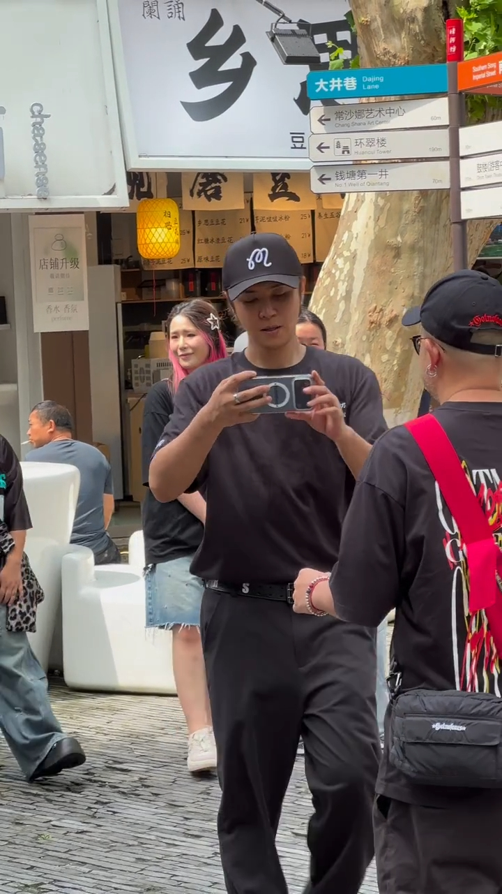羅志祥在杭州出現,吸引路人目光與拍攝。