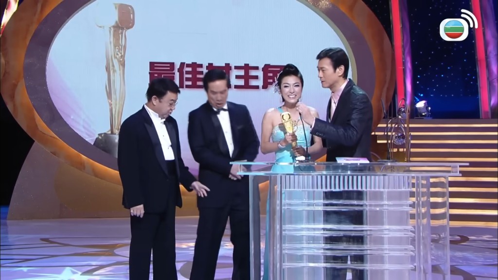 米雪於2008年憑《溏心風暴之家好月圓》中殷紅一角奪得視后。