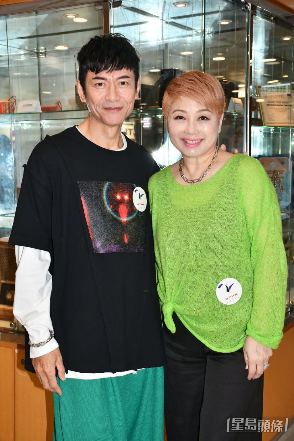 江華與太太麥潔文於1992年結為夫妻。