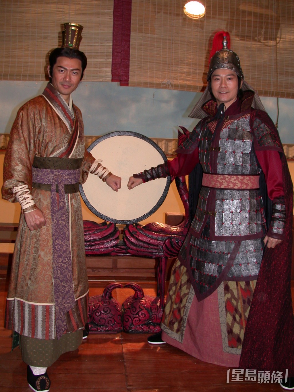 江華曾與鄭少秋拍攝《楚漢驕雄》,飾演「楚霸王」項羽。