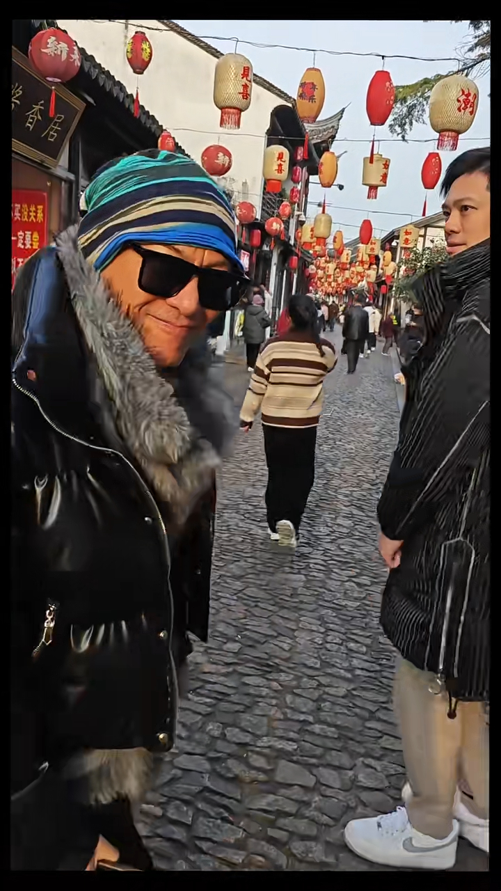 麥潔文曾在小紅書發布江華父子在上海街頭互動的影片。