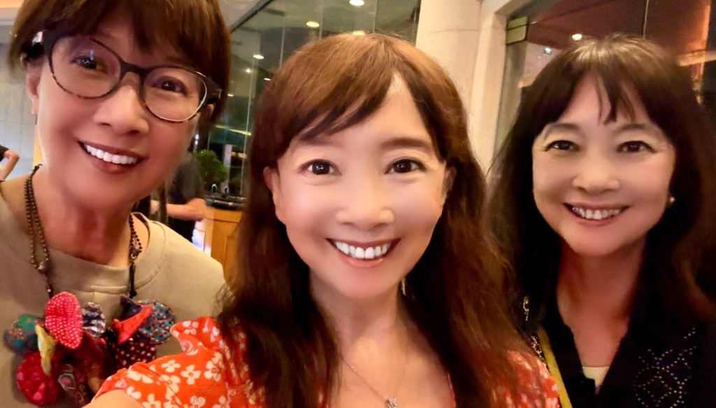 陳依齡（左）曾是知名影星，陳曦齡（右）則是醫生及企業家。