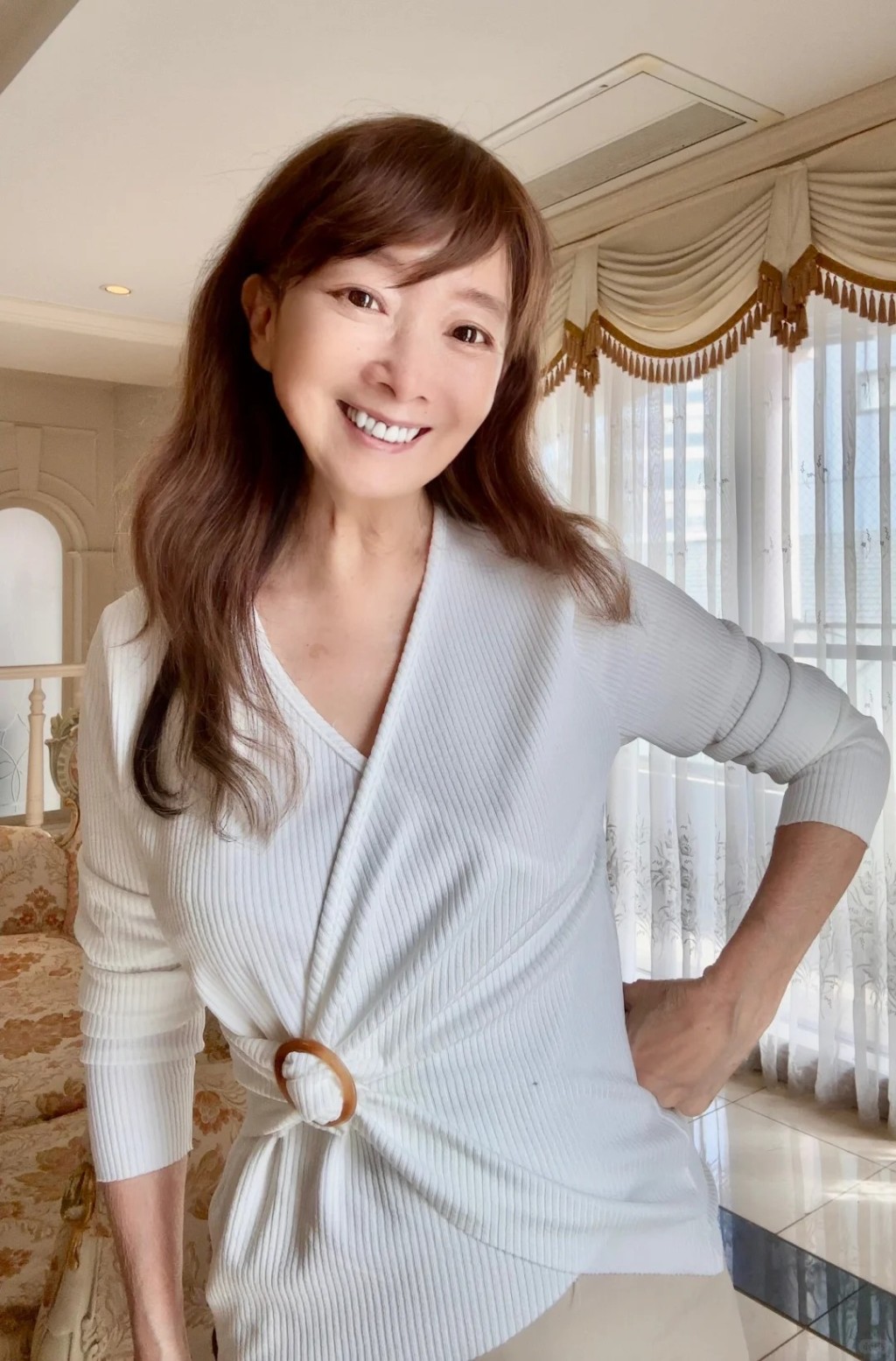 陳美齡的住所設有落地大玻璃，室內採光極佳。