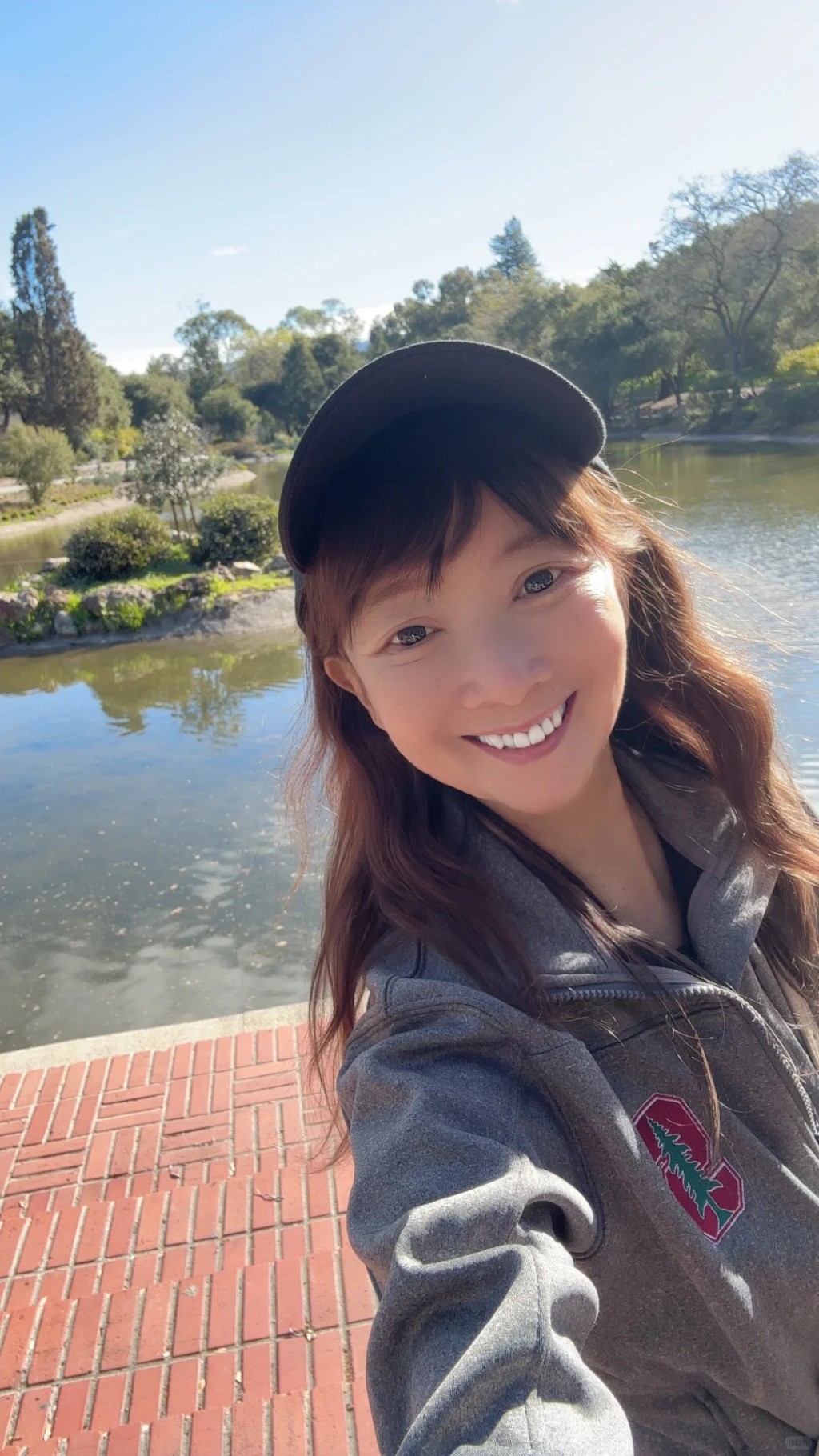 陳美齡一家人到公園遊玩，享受天倫之樂。