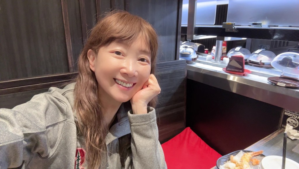 陳美齡一家去了品嚐迴轉壽司。
