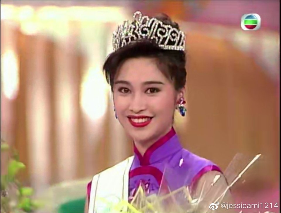 盧淑儀在1992年贏得香港小姐冠軍後冠。