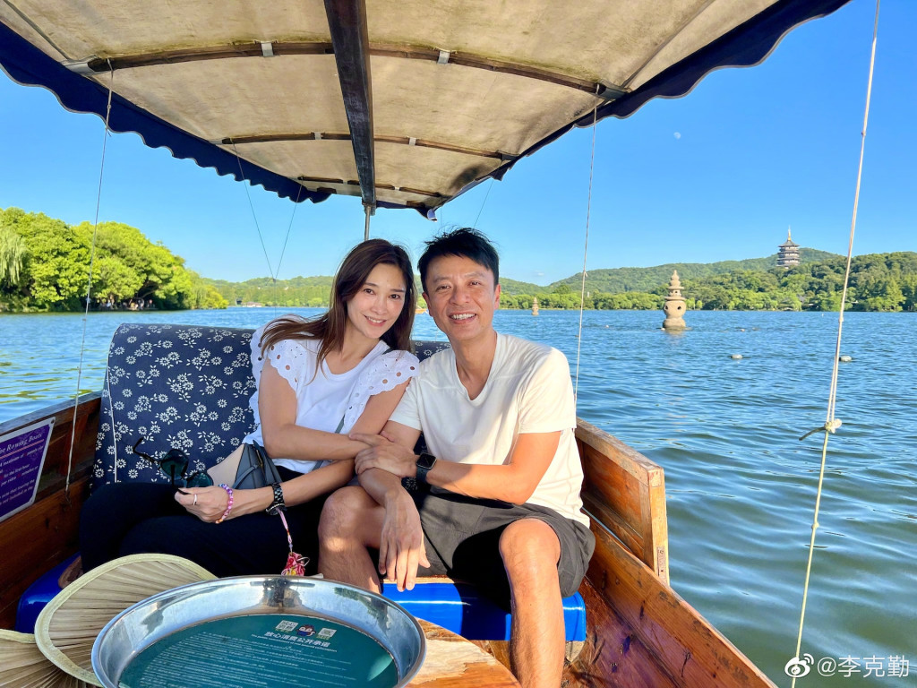 李克勤專注歌唱事業收入豐厚,而太太盧淑儀的投資眼光亦為家庭資產增值。