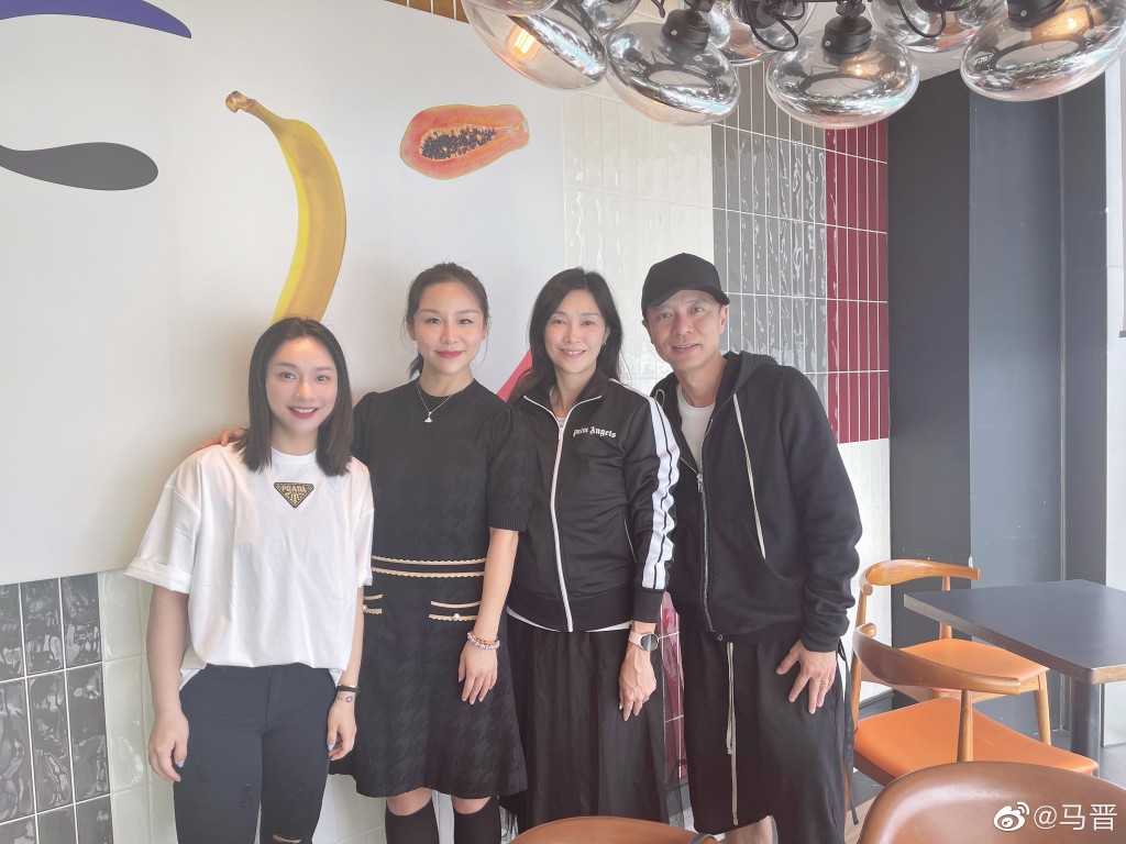 李克勤夫婦不時會出席朋友間的聚會。
