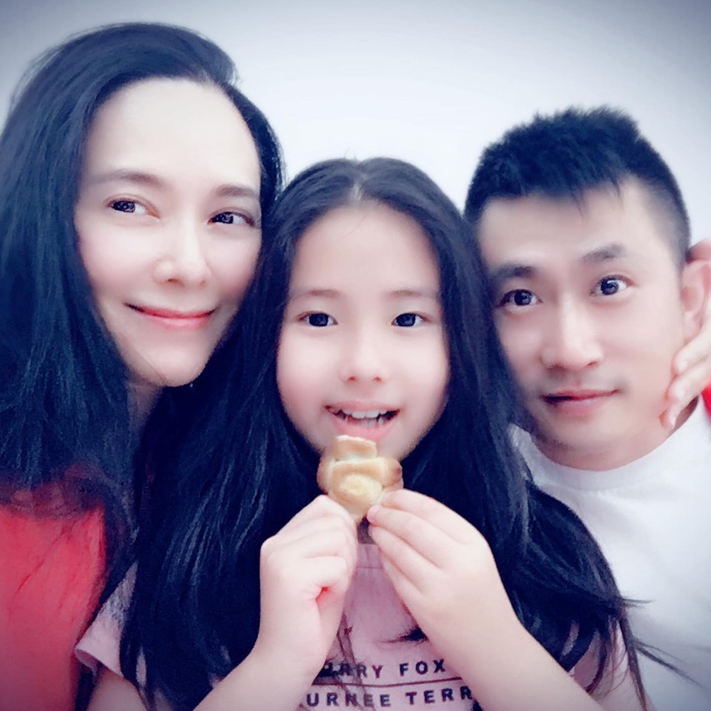 郭羨妮自女兒出世後,便專心照顧家庭。