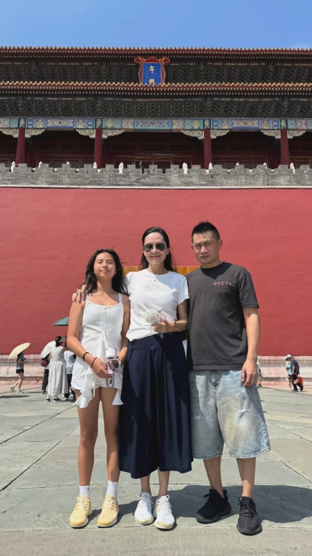 郭羨妮與丈夫及女兒一同遊覽故宮。