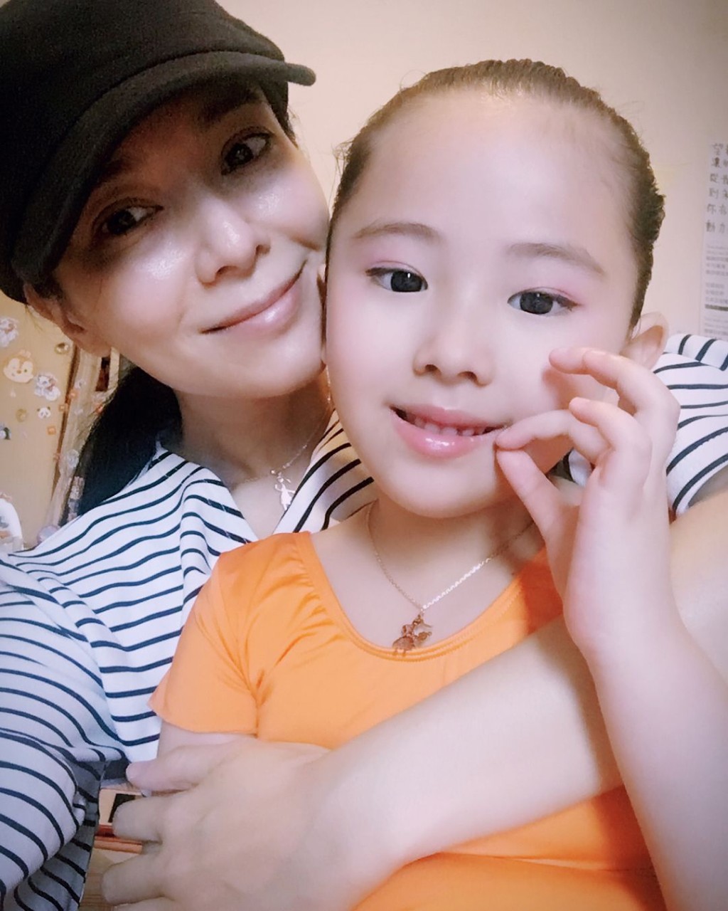 Kylie眼睛精靈,並擁有細長睫毛。