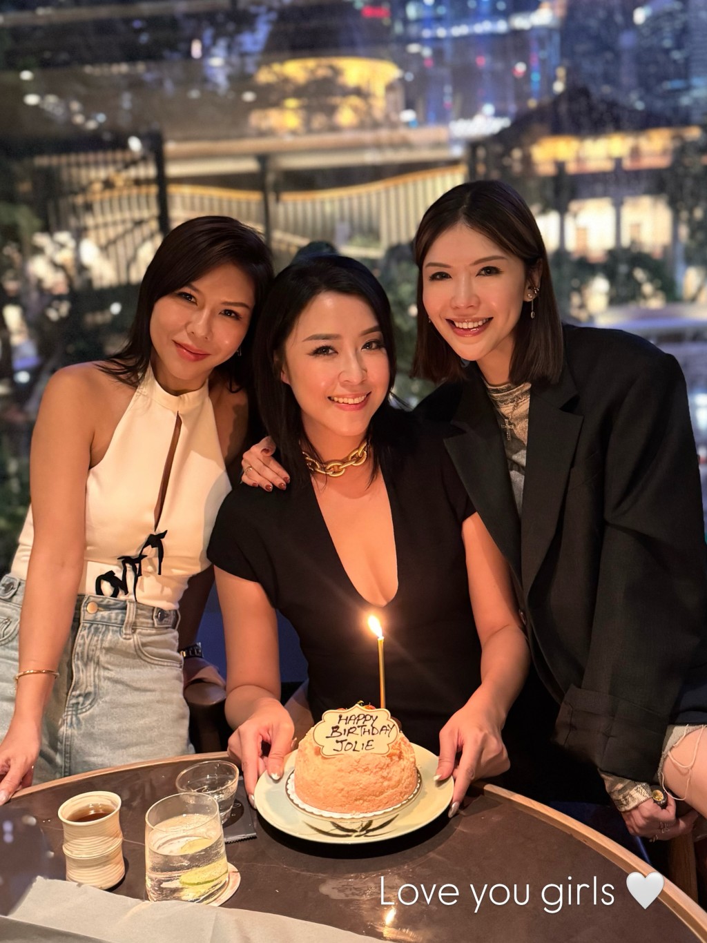 陳逸璇與幾位好姐妹溫馨慶生，並寫下「Love you girls」感謝閨密。