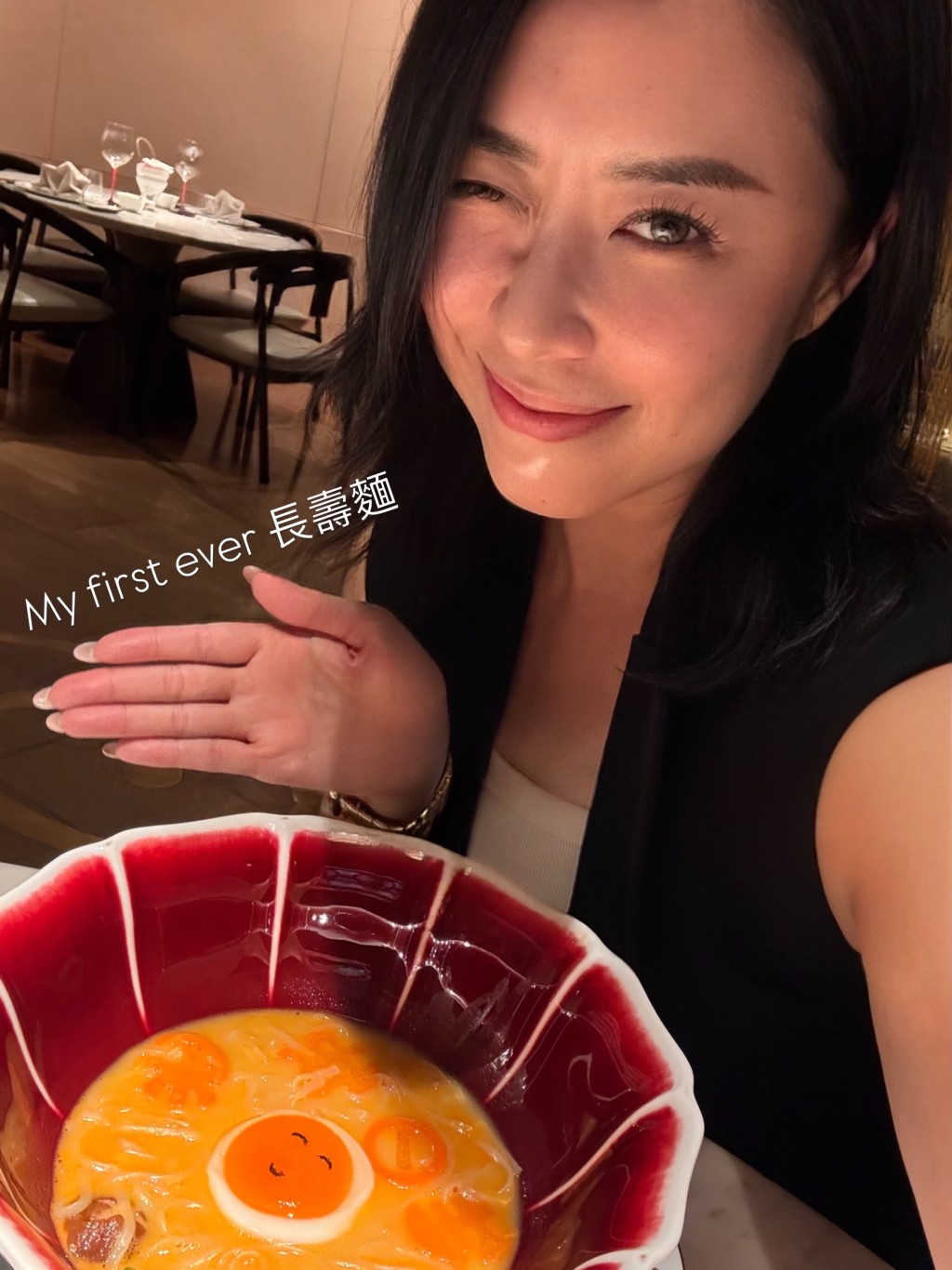 陳逸璇開心展示她人生中的第一碗長壽麵。