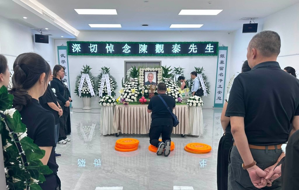 靈堂以白色為主調，佈置得簡潔而莊重。