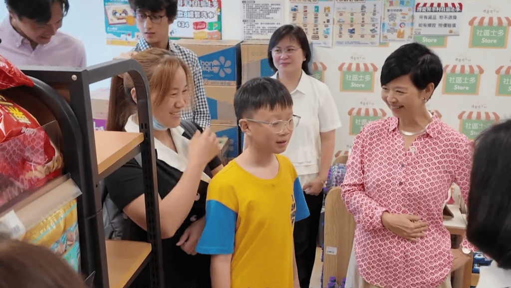 房屋局長何永賢回訪過渡性房屋 見證基層家庭生活顯著改善