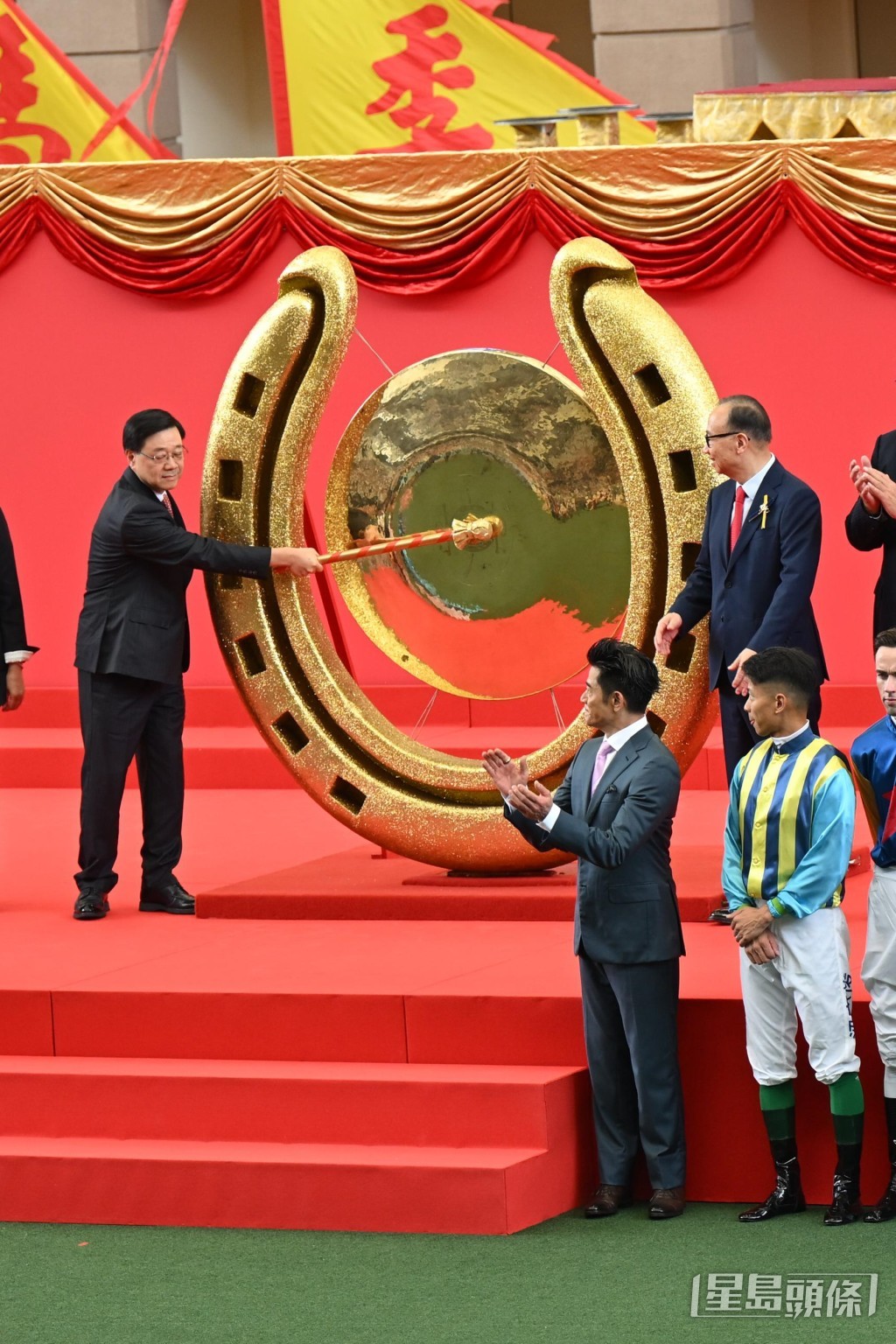 郭富城在馬場內深受馬迷歡迎。