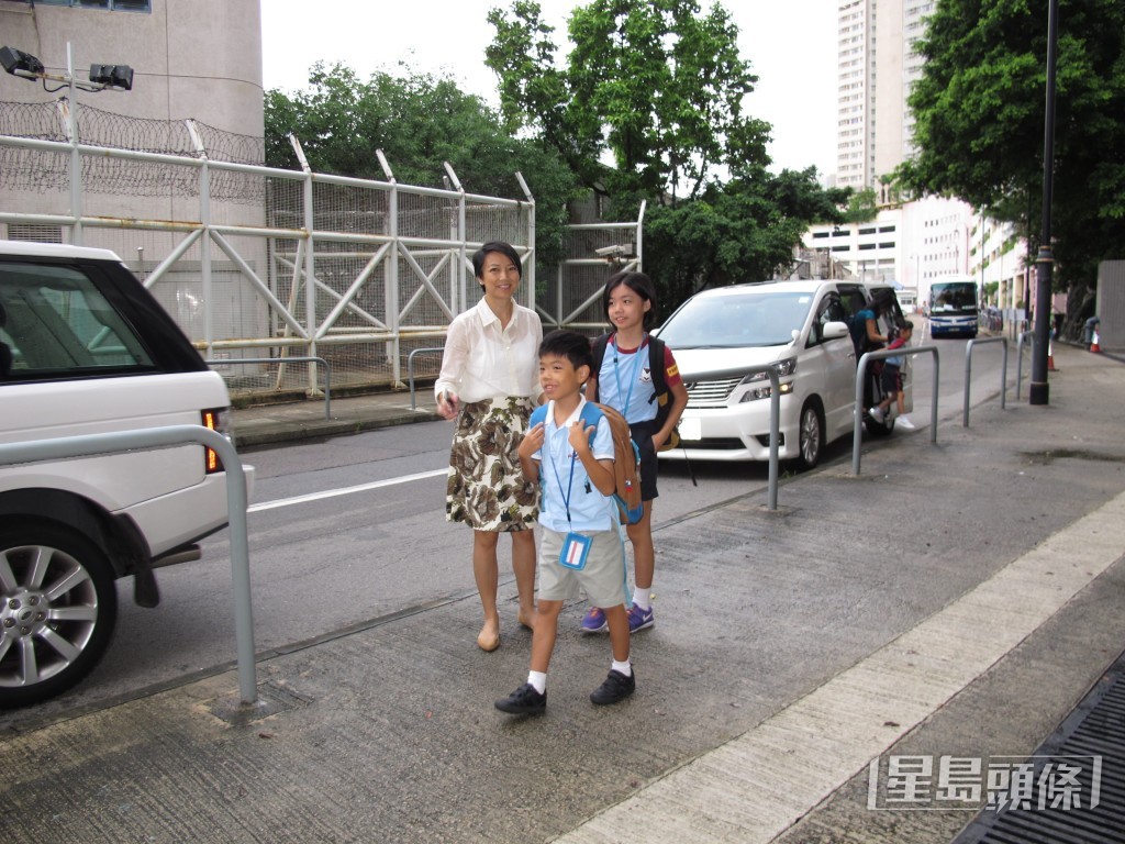 楊婉儀早年曾被拍得送子女返港，當時兩名小朋友就讀滬江維多利亞學校。