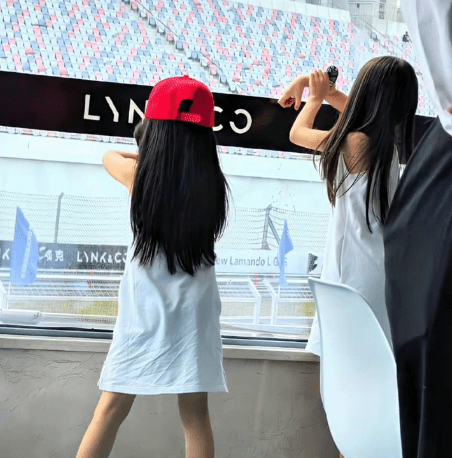 郭富城的兩名女兒一起用手機拍攝爸爸在賽車場上的英姿。