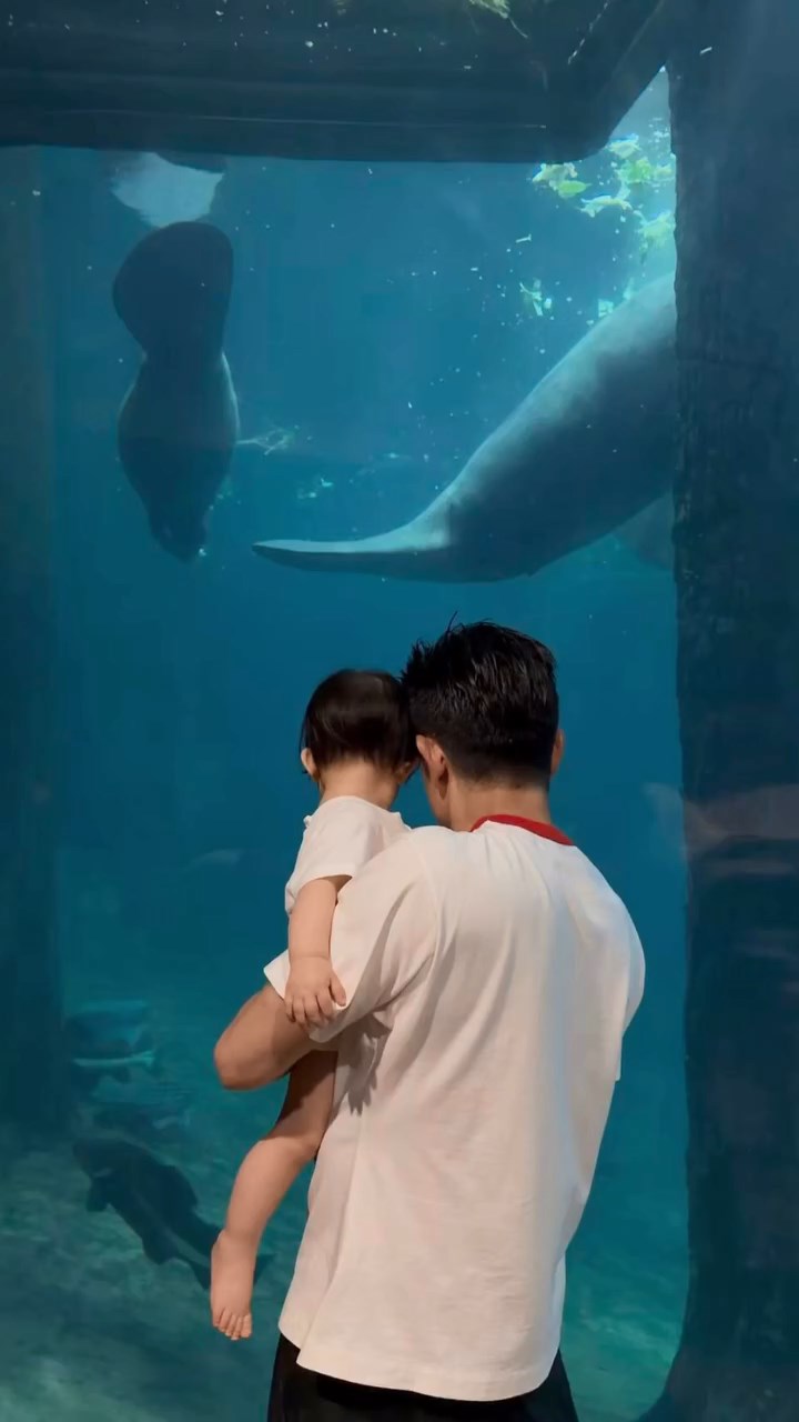 郭富城抱著女兒，展現慈父溫柔的一面。