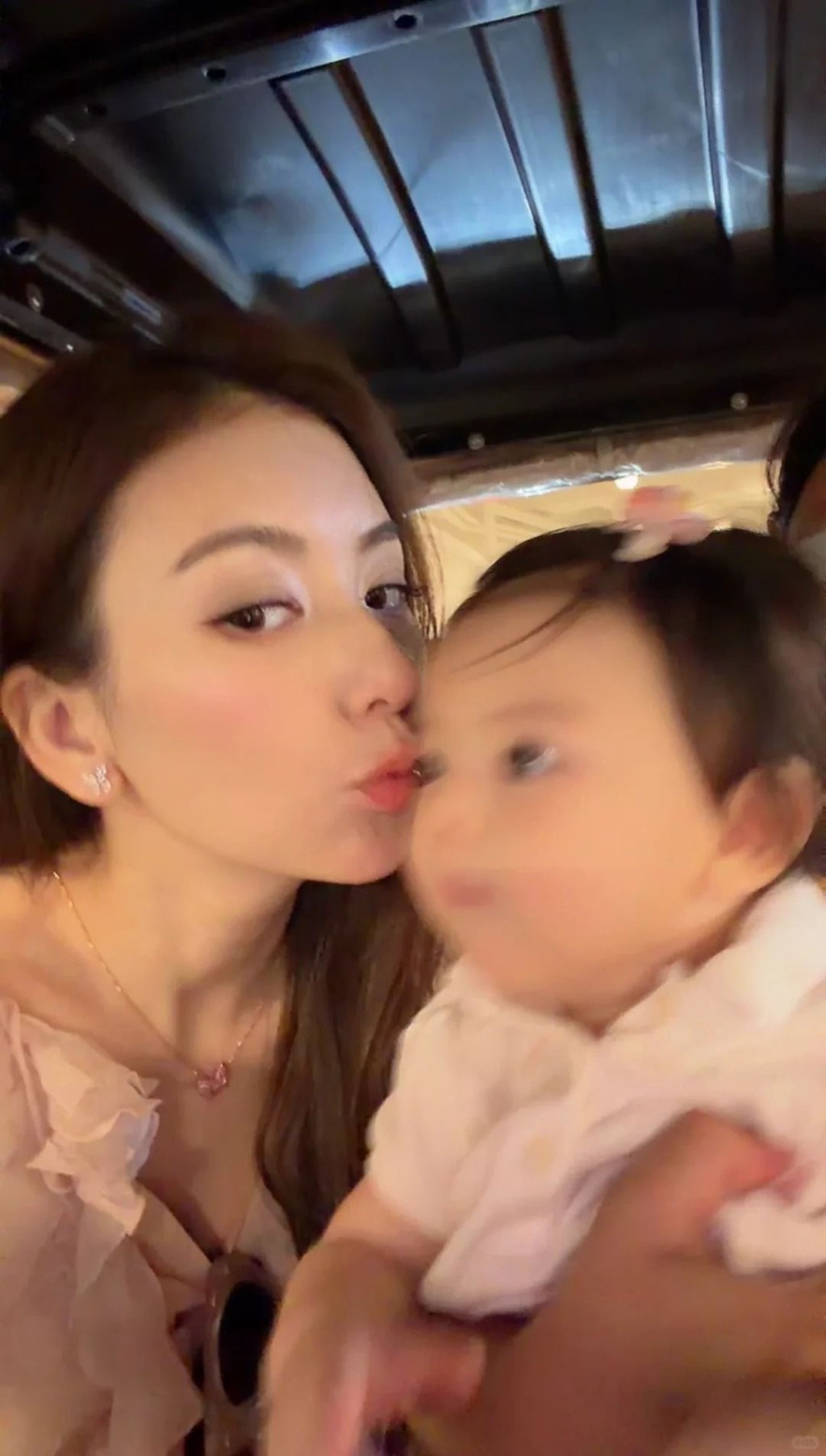 方媛向小女兒送上一吻，意外曝光囡囡樣貌。