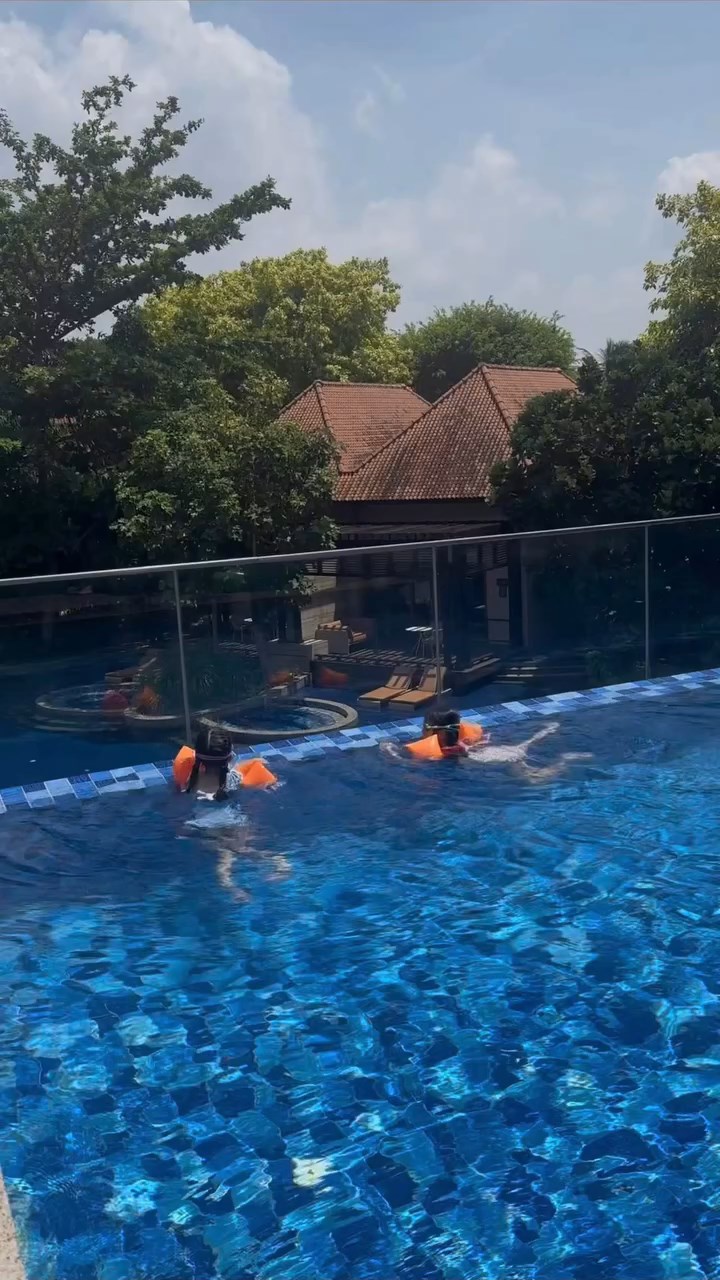 郭富城的女兒在泳池中嬉水，享受悠閒的度假時光。