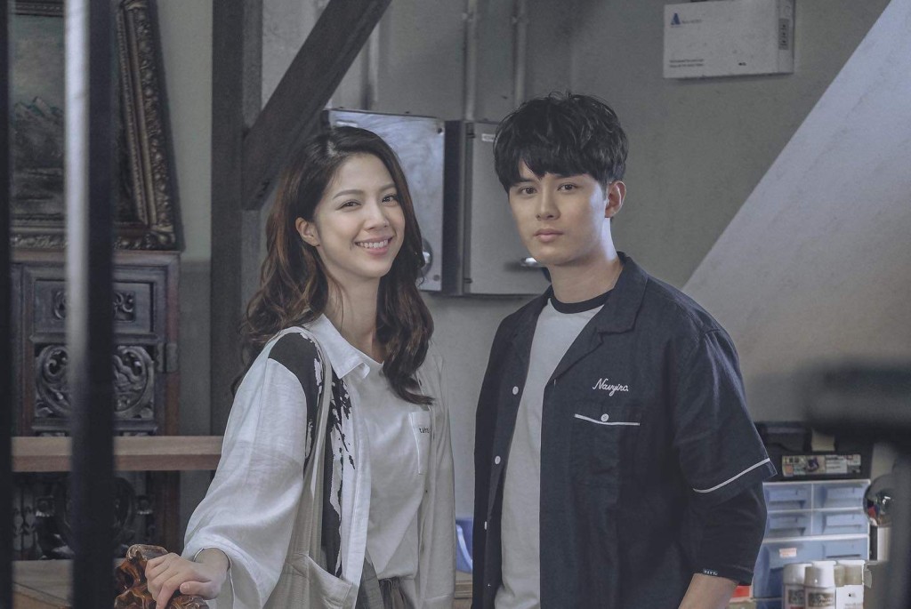 陳曉華曾因與何廣沛合作《異搜店》而傳出緋聞，更被指介入男方與朱晨麗的戀情。