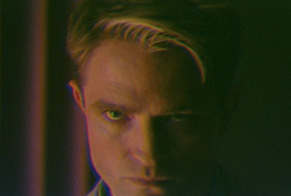 羅拔在新片中飾演美國電視主持人Chris Hansen。