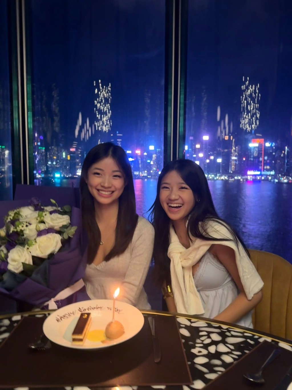 陳琪與胡諾言的兩名女兒衣著打扮引起討論,網民意見分歧。