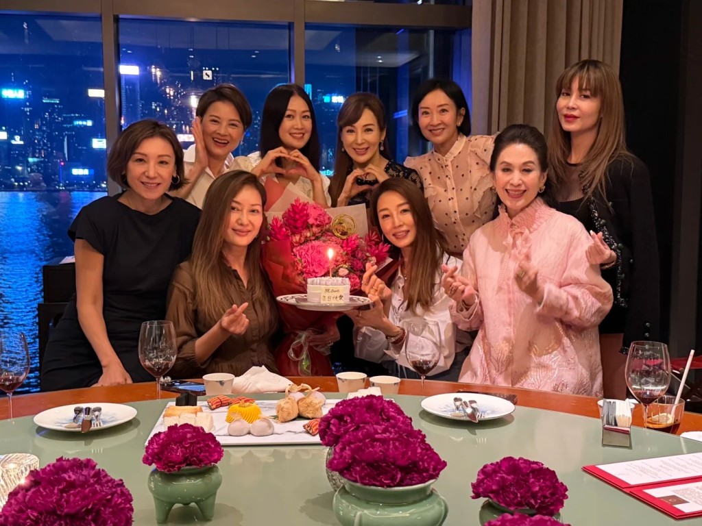 王玉環設宴款待好友,眾人舉杯暢飲,聚會場面溫馨熱鬧。