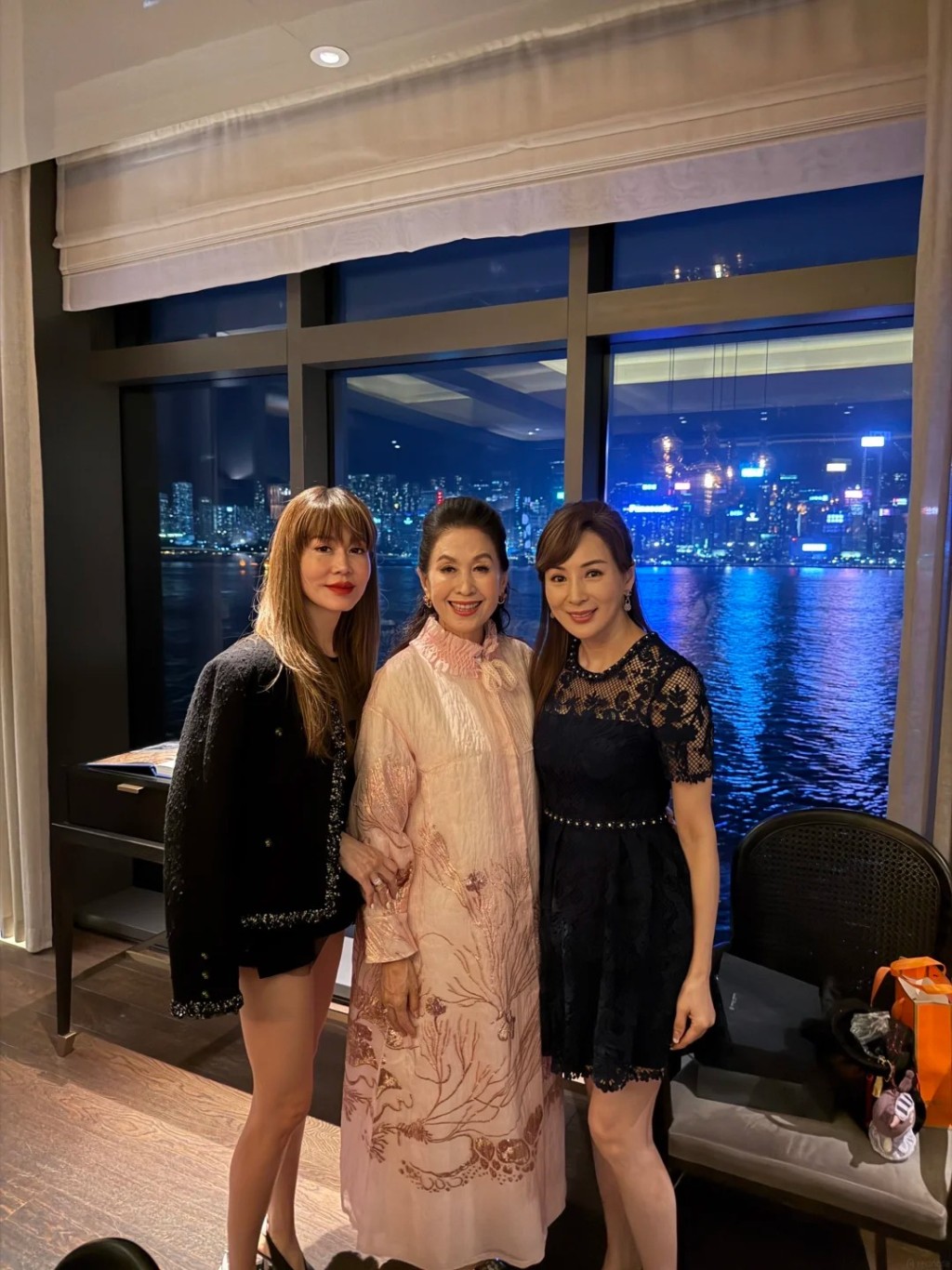 合照中的孫佳君(左一)神情與容貌,被指與昔日樣貌有所不同。