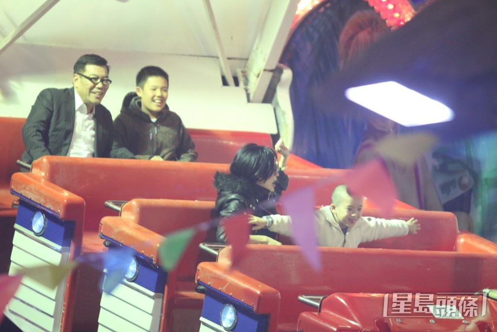 孫佳君曾與前男友劉貴喬及兩名兒子一同前往嘉年華遊玩。