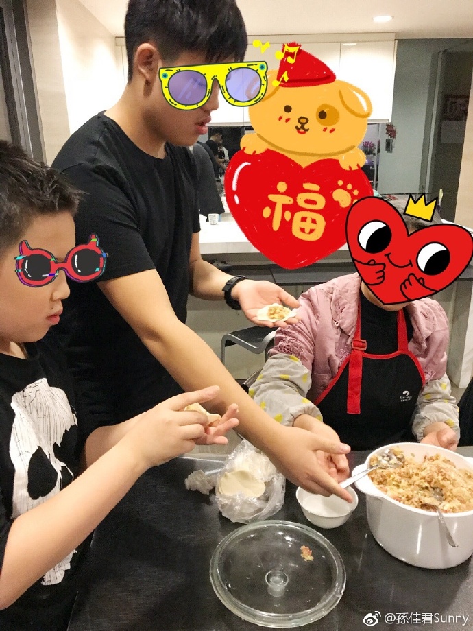 孫佳君也曾晒出與兩名兒子的親子互動照片。