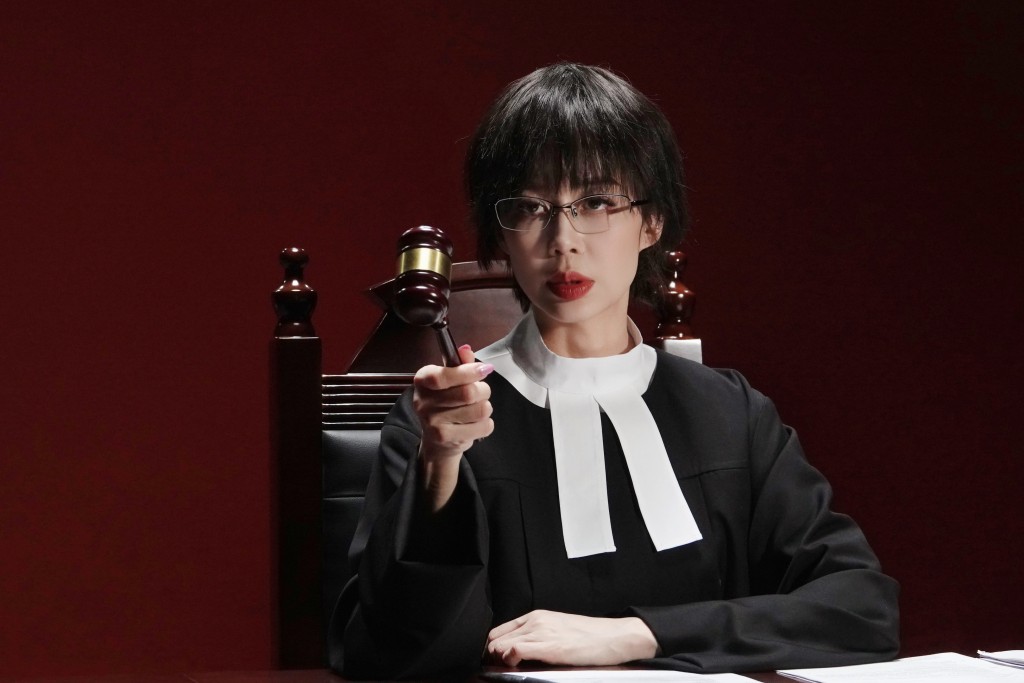 孫佳君曾為組合ERROR的歌曲《枱底隧道》MV客串演出法官一角。