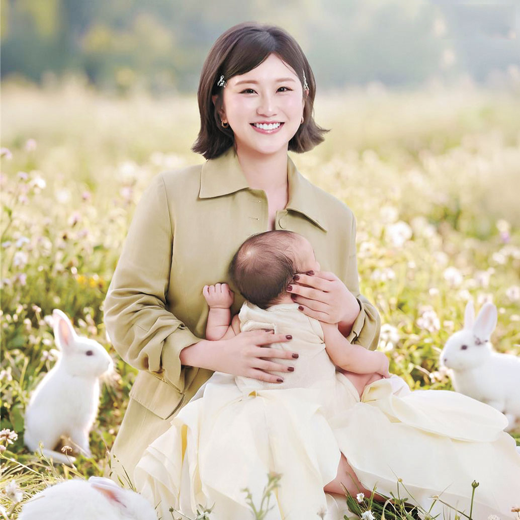 焦凡凡抱著兒子露出甜美笑容。網上圖片