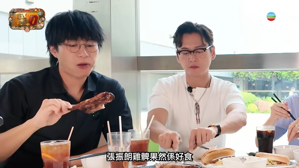 吳業坤的食相相當豪邁。
