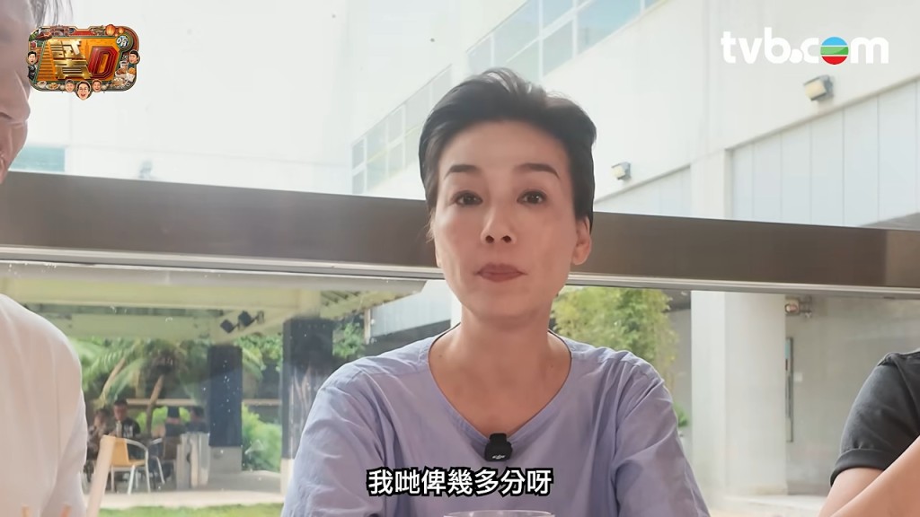 江美儀為食物評分。