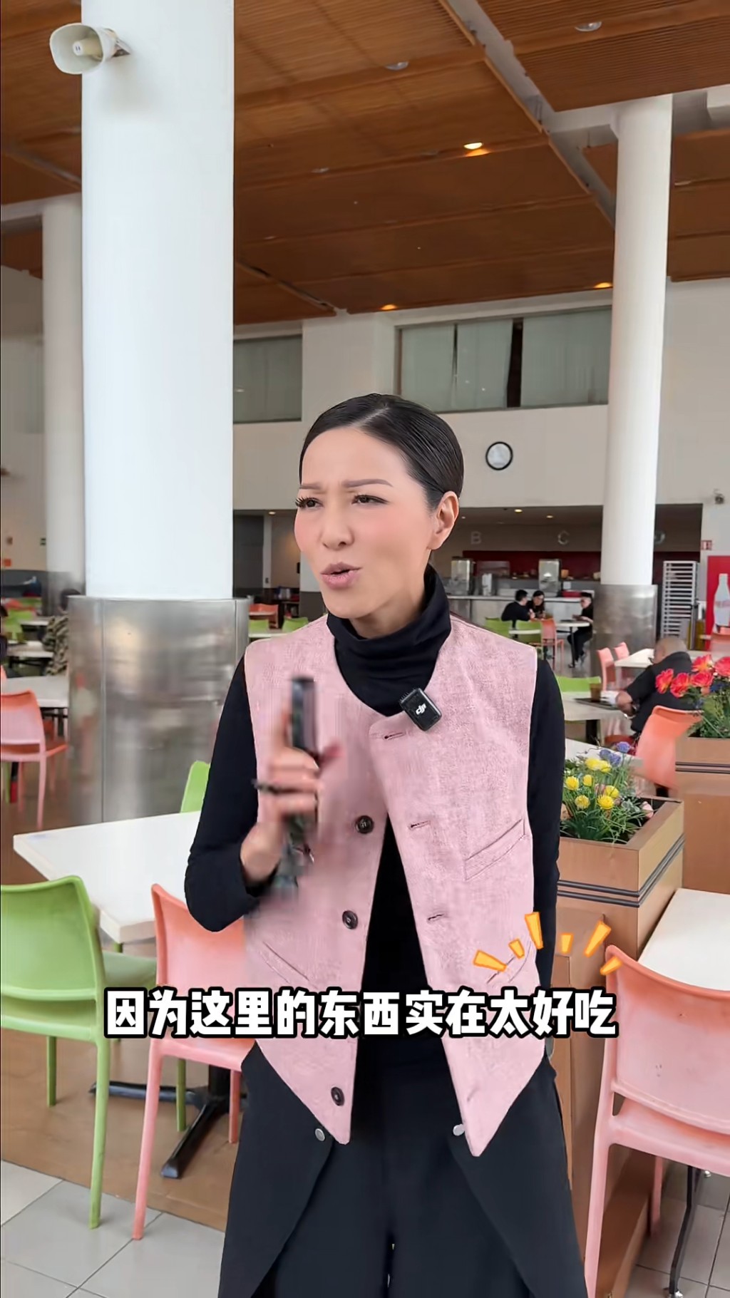 滕麗名在片中推介電視城餐廳的美食。