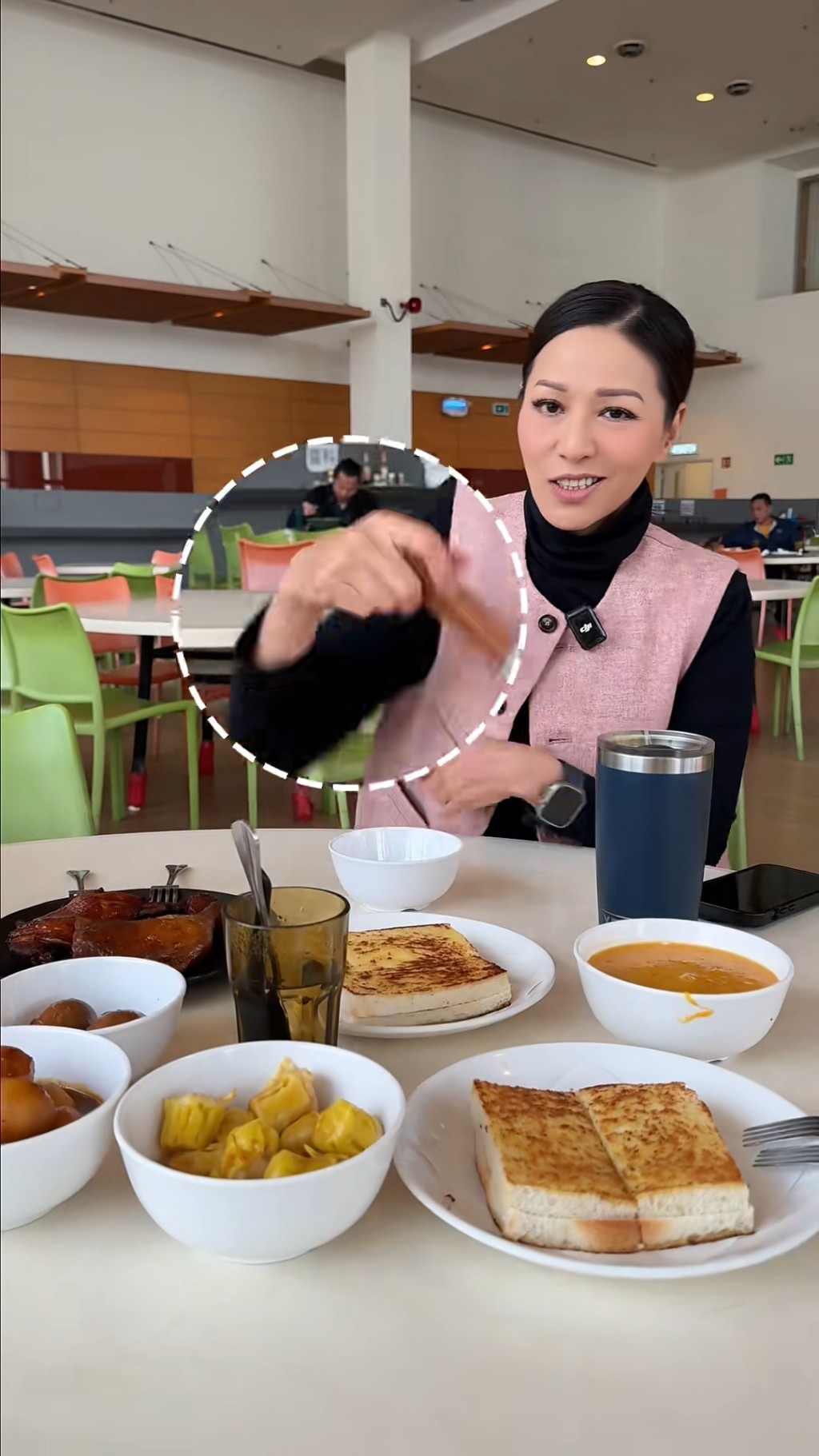 滕麗名進食前拿出自備的辣椒粉調味,認為這樣較健康。